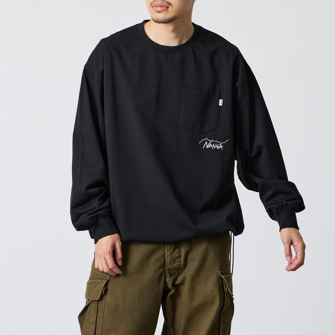 JEANSFACTORY × NANGA [ジーンズファクトリー × ナンガ] 別注 ドローコード付き ポケットロングスリーブTシャツ [NW2601-JF] BLACK &&モデル身長：168cm 着用サイズ：L&&
