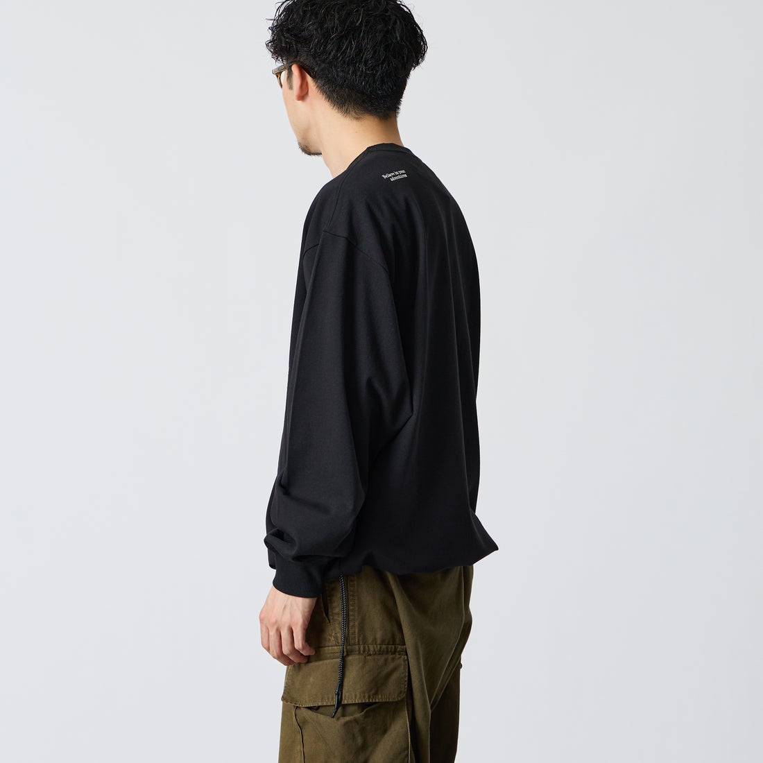 JEANSFACTORY × NANGA [ジーンズファクトリー × ナンガ] 別注 ドローコード付き ポケットロングスリーブTシャツ [NW2601-JF] BLACK &&モデル身長：168cm 着用サイズ：L&&