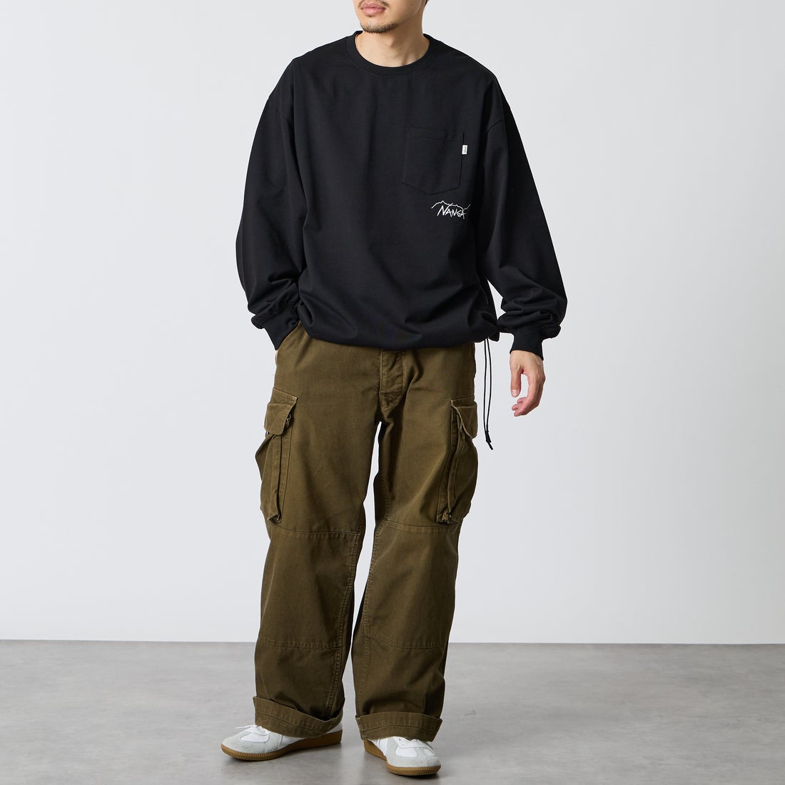JEANSFACTORY × NANGA [ジーンズファクトリー × ナンガ] 別注 ドローコード付き ポケットロングスリーブTシャツ [NW2601-JF] BLACK &&モデル身長：168cm 着用サイズ：L&&