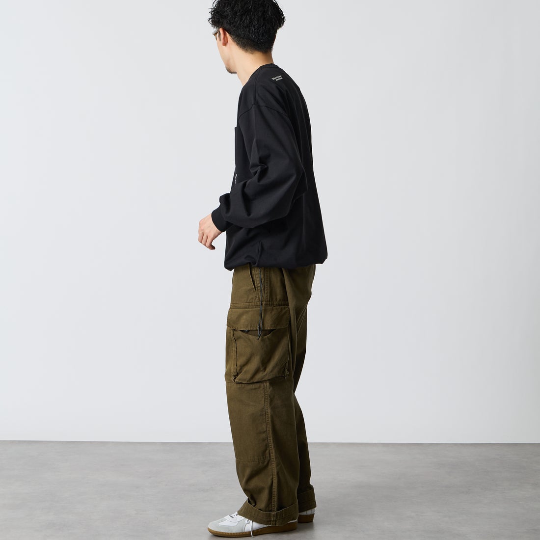 JEANSFACTORY × NANGA [ジーンズファクトリー × ナンガ] 別注 ドローコード付き ポケットロングスリーブTシャツ [NW2601-JF] BLACK &&モデル身長：168cm 着用サイズ：L&&