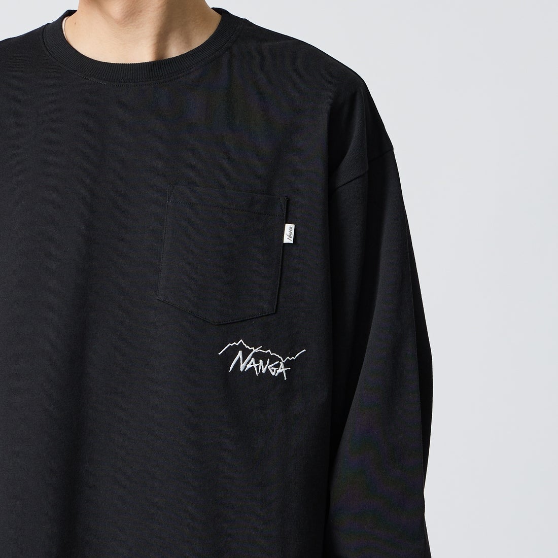 JEANSFACTORY × NANGA [ジーンズファクトリー × ナンガ] 別注 ドローコード付き ポケットロングスリーブTシャツ [NW2601-JF] BLACK &&モデル身長：168cm 着用サイズ：L&&