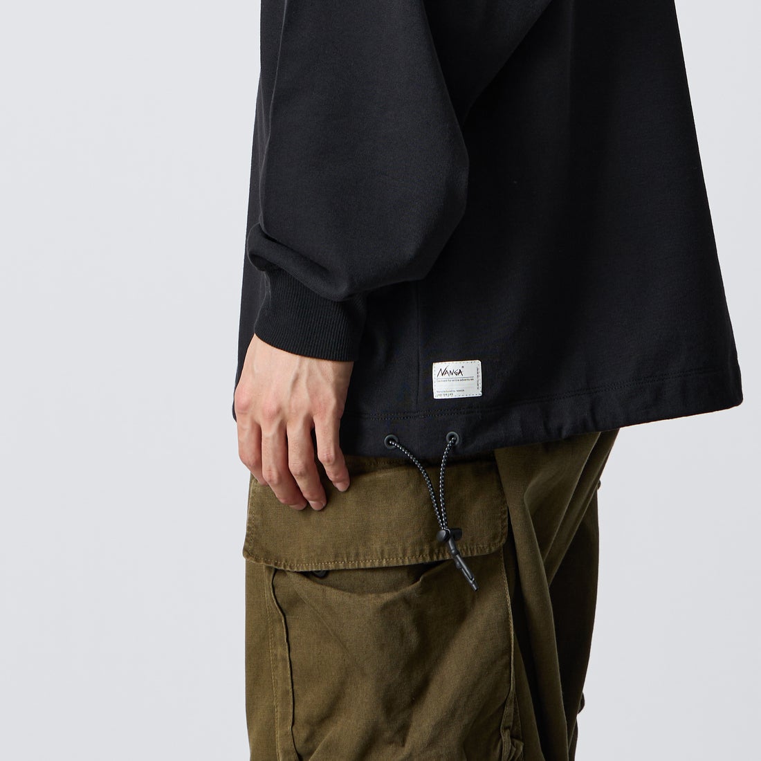 JEANSFACTORY × NANGA [ジーンズファクトリー × ナンガ] 別注 ドローコード付き ポケットロングスリーブTシャツ [NW2601-JF] BLACK &&モデル身長：168cm 着用サイズ：L&&