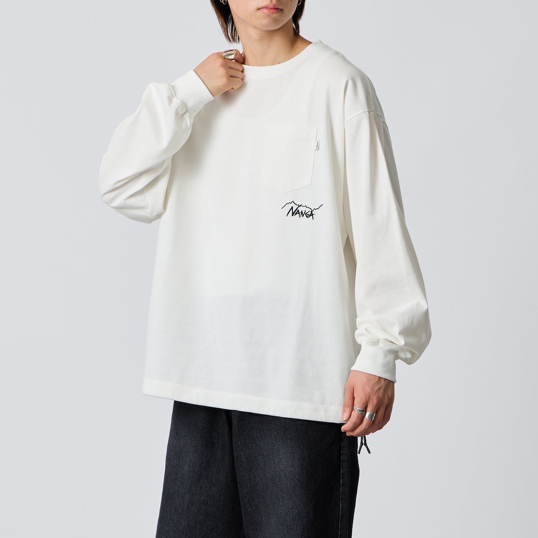 JEANSFACTORY × NANGA [ジーンズファクトリー × ナンガ] 別注 ドローコード付き ポケットロングスリーブTシャツ [NW2601-JF] WHITE &&モデル身長：177cm 着用サイズ：L&&