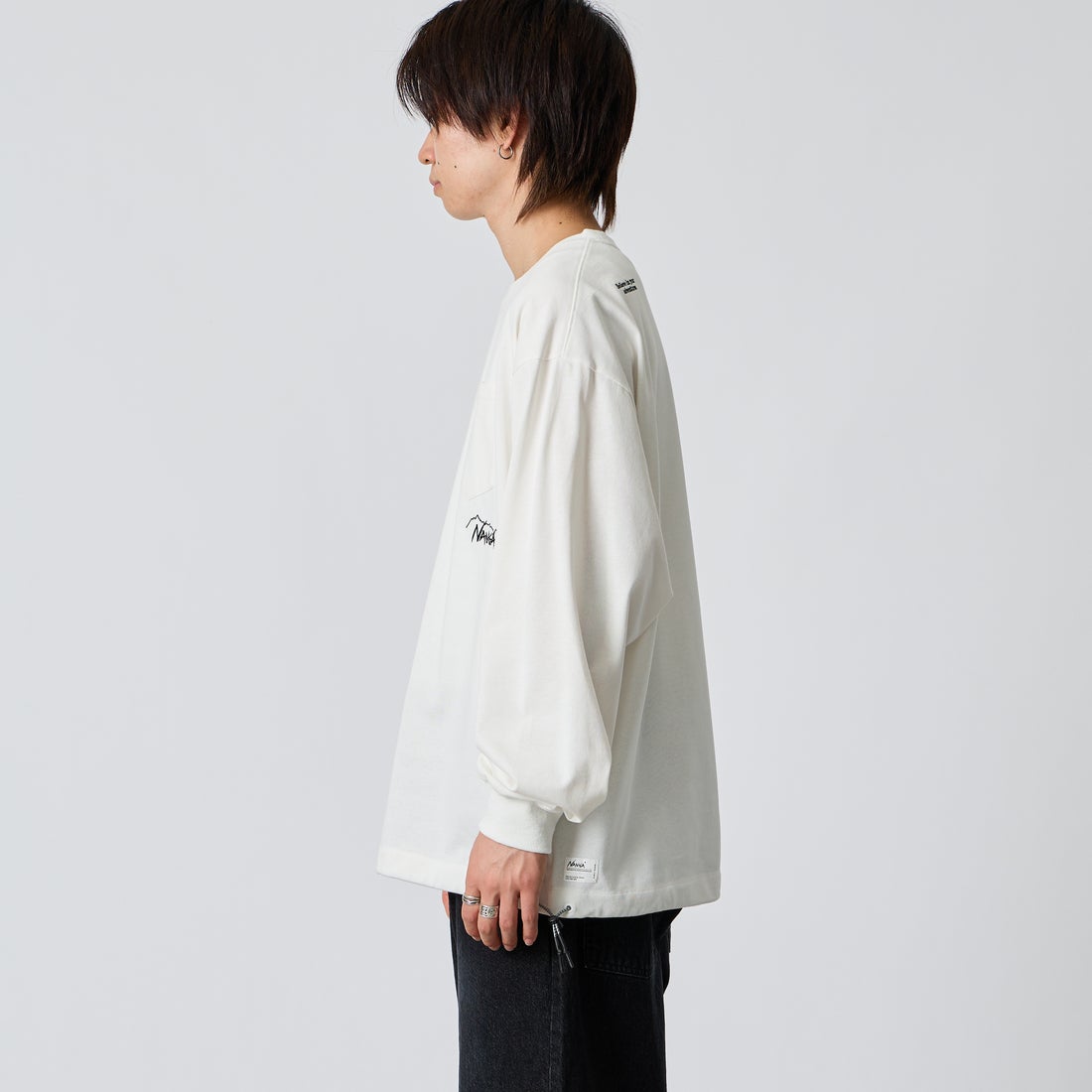 JEANSFACTORY × NANGA [ジーンズファクトリー × ナンガ] 別注 ドローコード付き ポケットロングスリーブTシャツ [NW2601-JF] WHITE &&モデル身長：177cm 着用サイズ：L&&