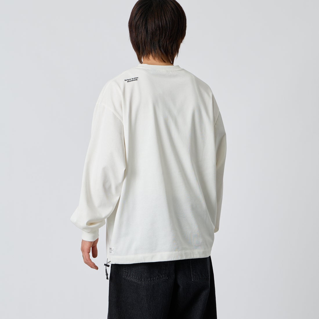 JEANSFACTORY × NANGA [ジーンズファクトリー × ナンガ] 別注 ドローコード付き ポケットロングスリーブTシャツ [NW2601-JF] WHITE &&モデル身長：177cm 着用サイズ：L&&