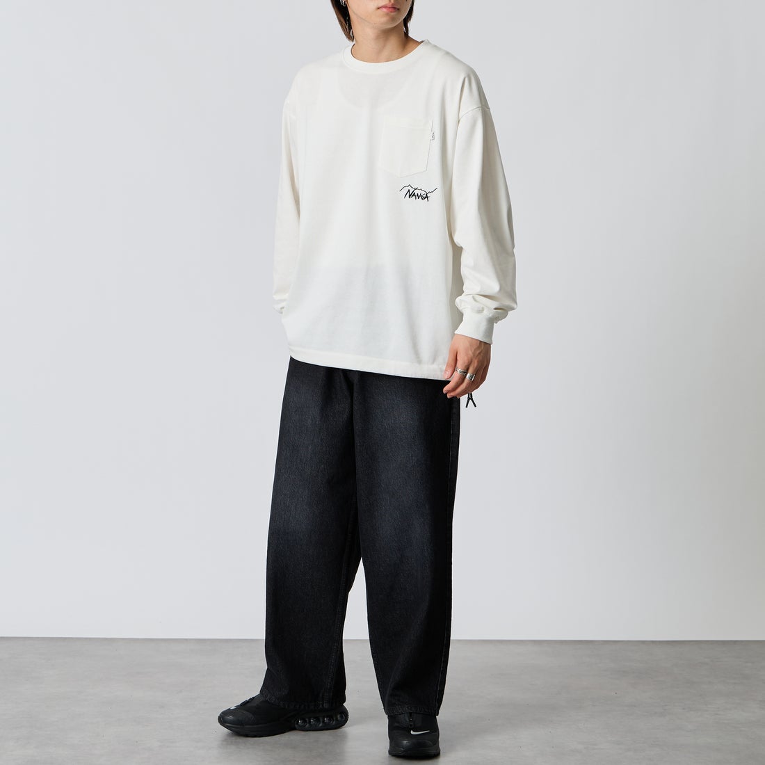 JEANSFACTORY × NANGA [ジーンズファクトリー × ナンガ] 別注 ドローコード付き ポケットロングスリーブTシャツ [NW2601-JF] WHITE &&モデル身長：177cm 着用サイズ：L&&