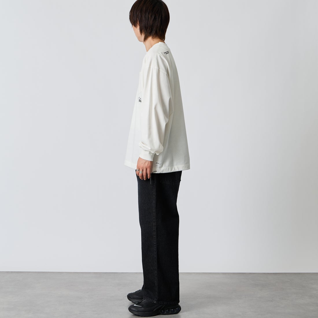 JEANSFACTORY × NANGA [ジーンズファクトリー × ナンガ] 別注 ドローコード付き ポケットロングスリーブTシャツ [NW2601-JF] WHITE &&モデル身長：177cm 着用サイズ：L&&