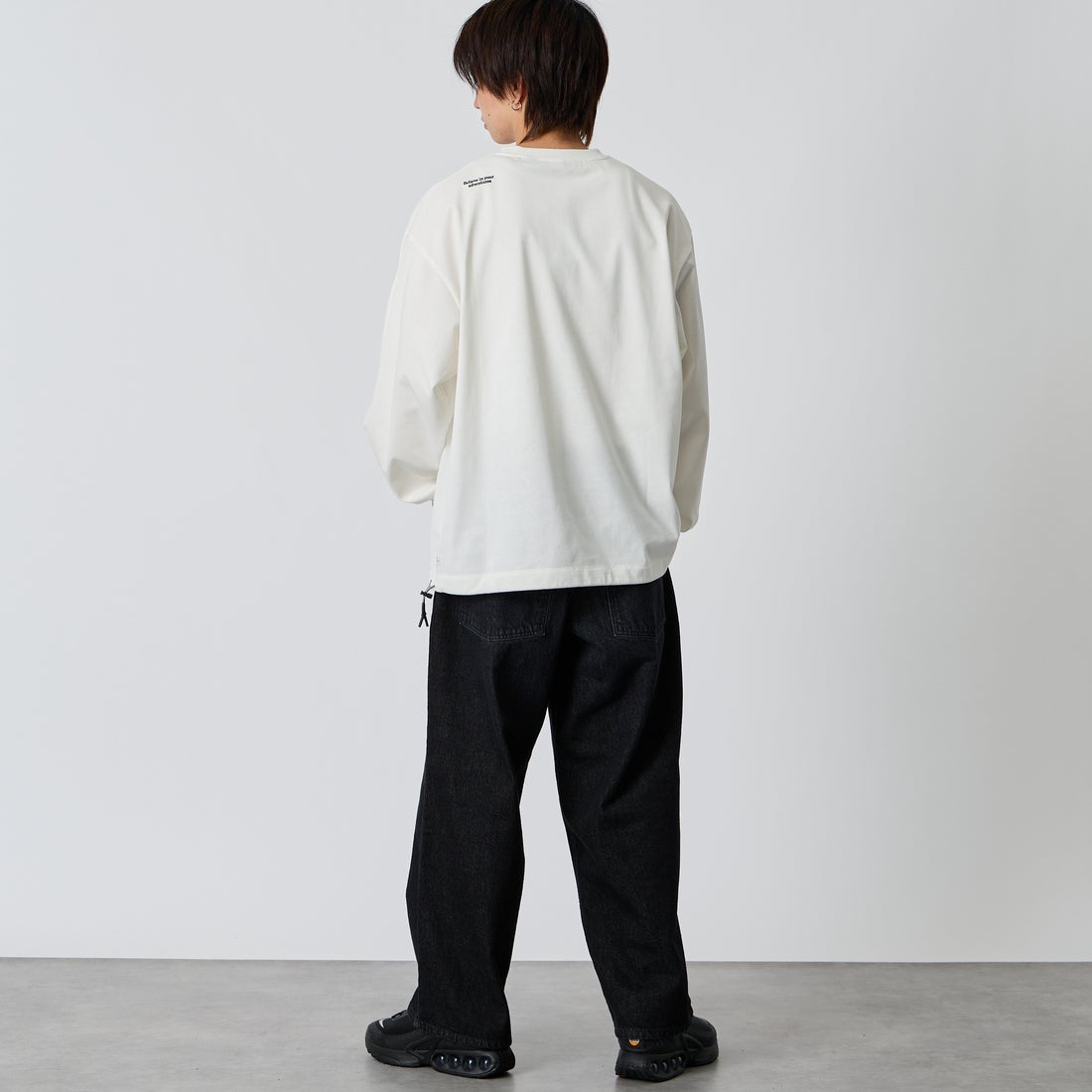 JEANSFACTORY × NANGA [ジーンズファクトリー × ナンガ] 別注 ドローコード付き ポケットロングスリーブTシャツ [NW2601-JF] WHITE &&モデル身長：177cm 着用サイズ：L&&