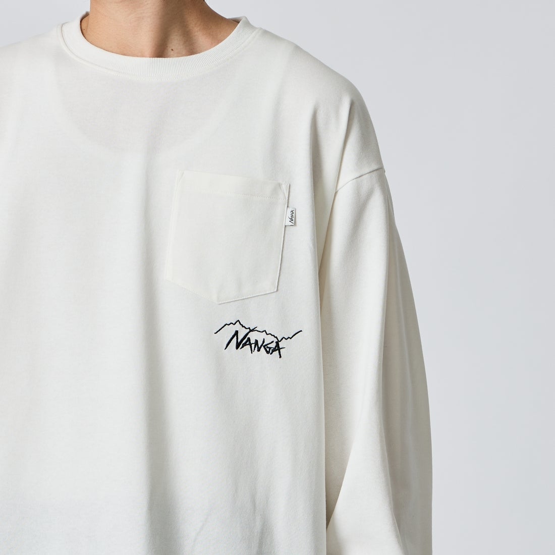 JEANSFACTORY × NANGA [ジーンズファクトリー × ナンガ] 別注 ドローコード付き ポケットロングスリーブTシャツ [NW2601-JF] WHITE &&モデル身長：177cm 着用サイズ：L&&