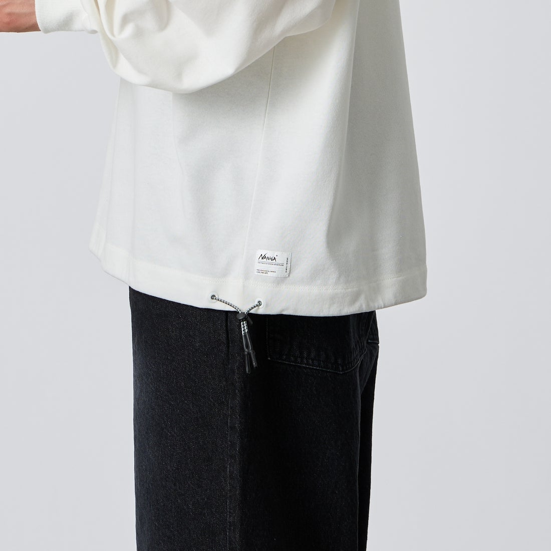 JEANSFACTORY × NANGA [ジーンズファクトリー × ナンガ] 別注 ドローコード付き ポケットロングスリーブTシャツ [NW2601-JF] WHITE &&モデル身長：177cm 着用サイズ：L&&