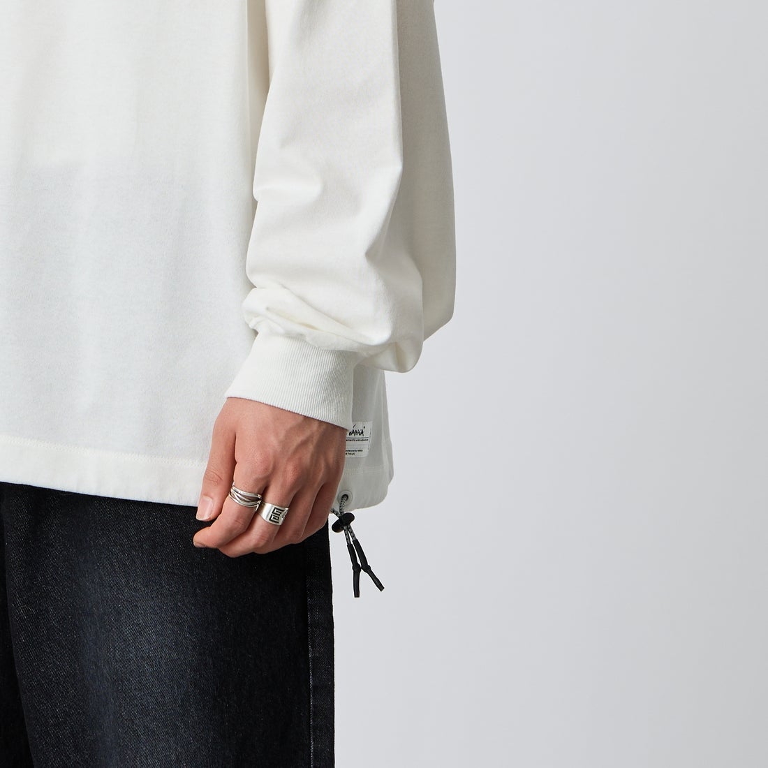 JEANSFACTORY × NANGA [ジーンズファクトリー × ナンガ] 別注 ドローコード付き ポケットロングスリーブTシャツ [NW2601-JF] WHITE &&モデル身長：177cm 着用サイズ：L&&