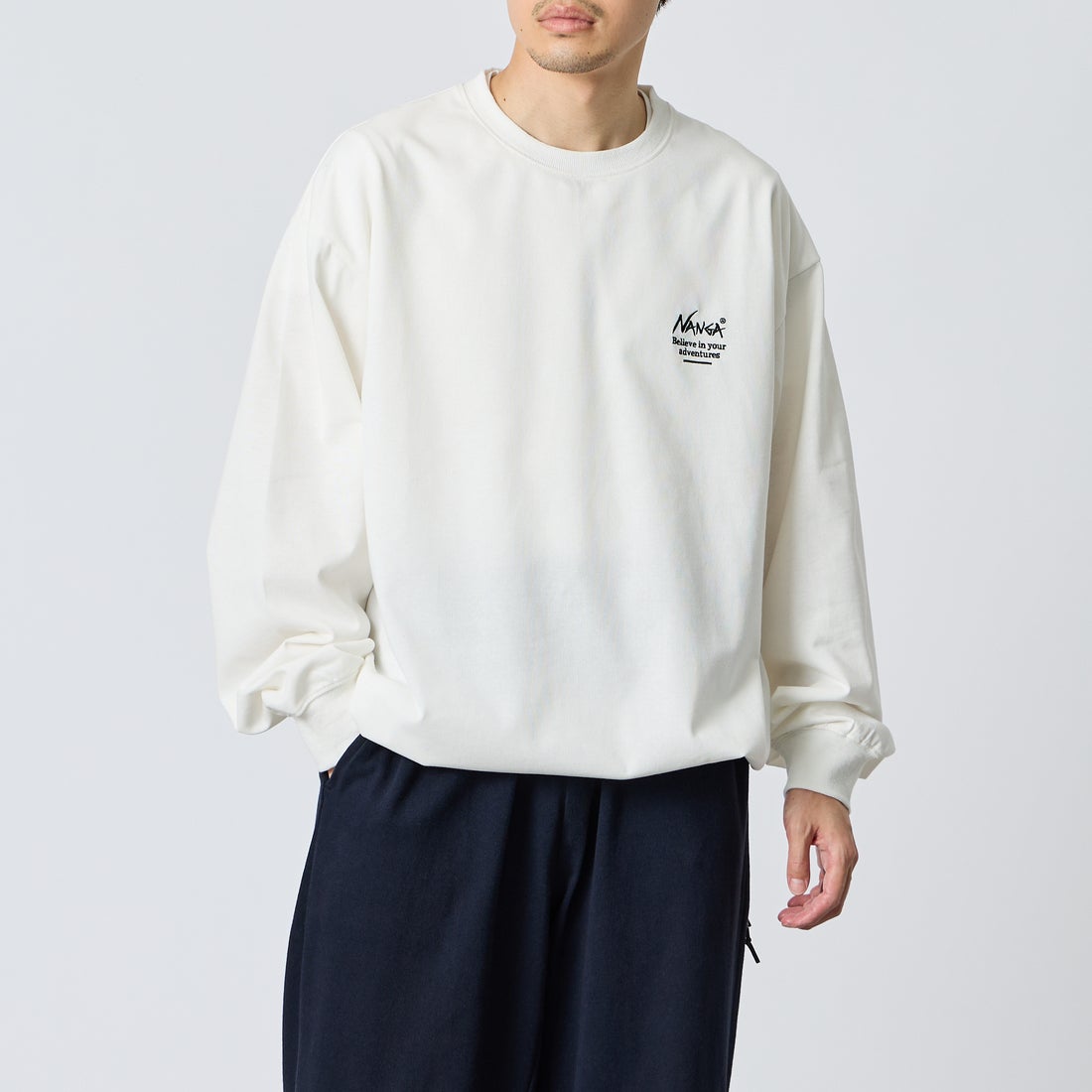 JEANSFACTORY × NANGA [ジーンズファクトリー × ナンガ] 別注 ドローコード付き バックプリントロングスリーブTシャツ [NW2602-JF] WHITE &&モデル身長：168cm 着用サイズ：L&&