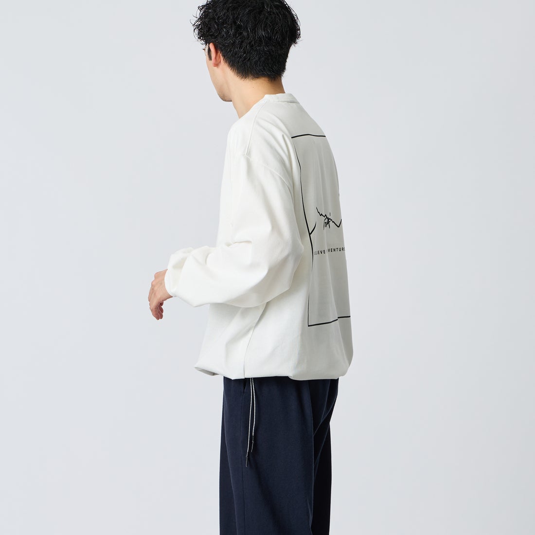 JEANSFACTORY × NANGA [ジーンズファクトリー × ナンガ] 別注 ドローコード付き バックプリントロングスリーブTシャツ [NW2602-JF] WHITE &&モデル身長：168cm 着用サイズ：L&&