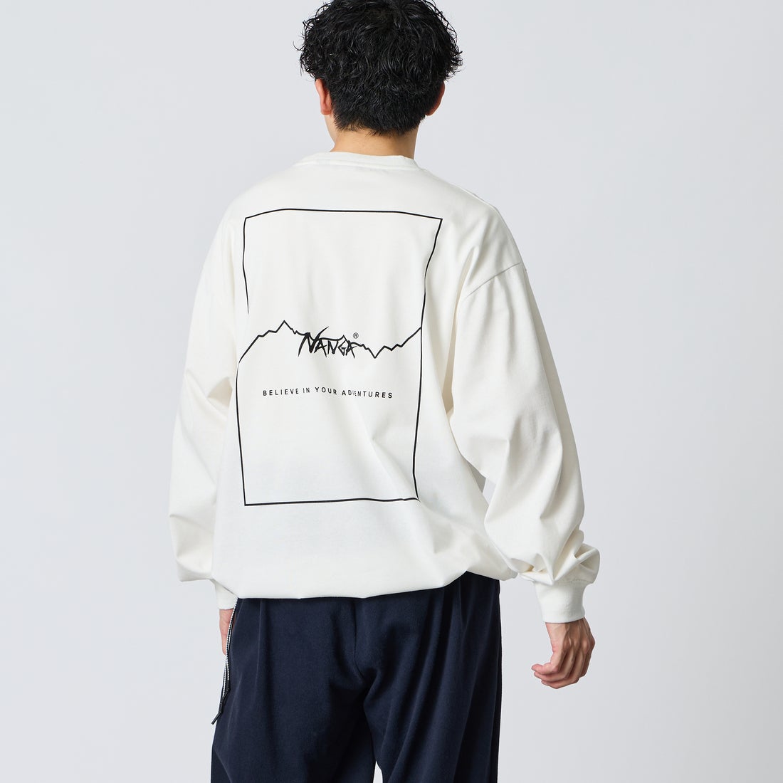 JEANSFACTORY × NANGA [ジーンズファクトリー × ナンガ] 別注 ドローコード付き バックプリントロングスリーブTシャツ [NW2602-JF] WHITE &&モデル身長：168cm 着用サイズ：L&&