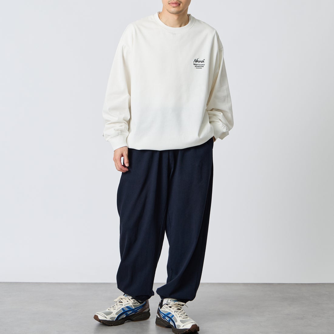 JEANSFACTORY × NANGA [ジーンズファクトリー × ナンガ] 別注 ドローコード付き バックプリントロングスリーブTシャツ [NW2602-JF] WHITE &&モデル身長：168cm 着用サイズ：L&&