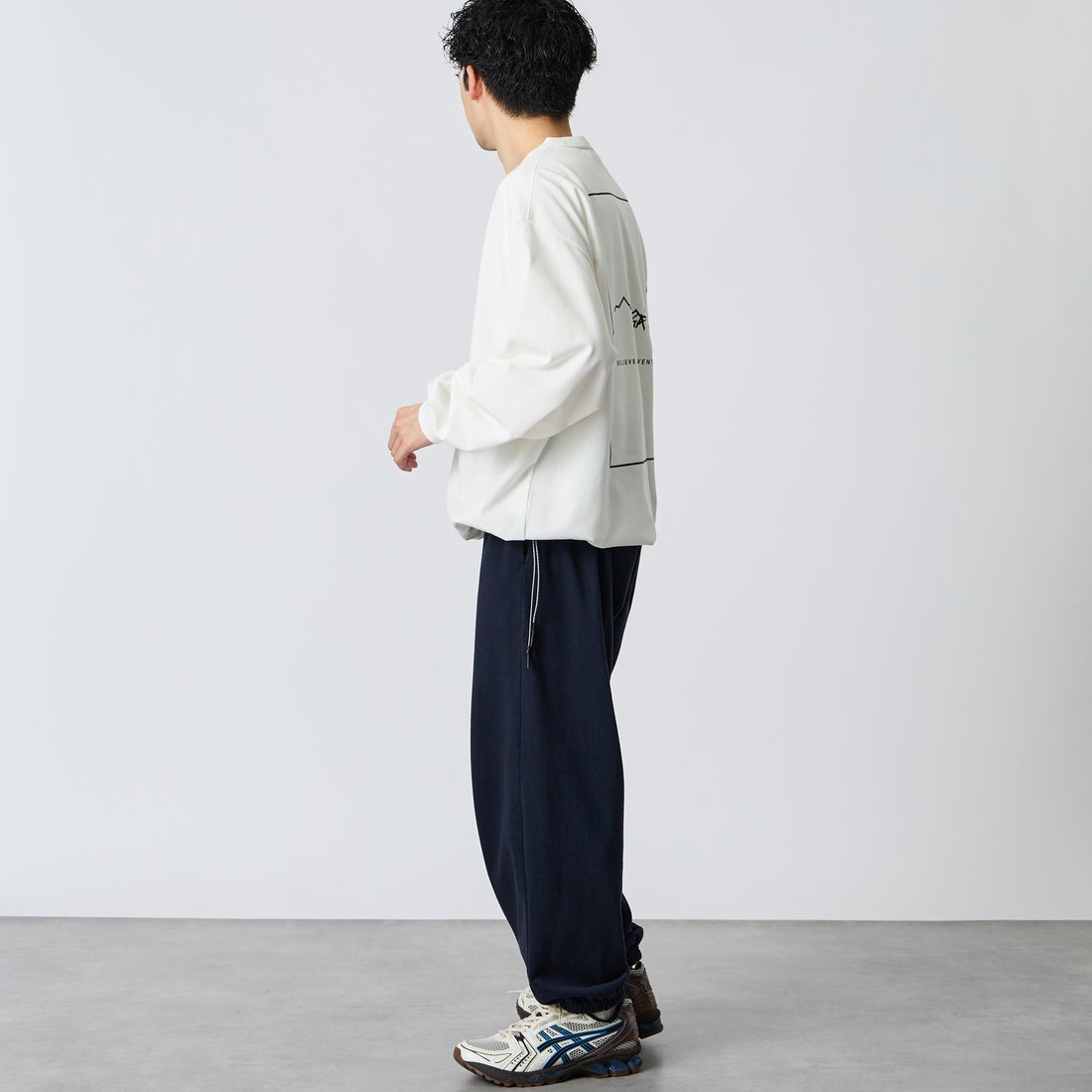 JEANSFACTORY × NANGA [ジーンズファクトリー × ナンガ] 別注 ドローコード付き バックプリントロングスリーブTシャツ [NW2602-JF] WHITE &&モデル身長：168cm 着用サイズ：L&&