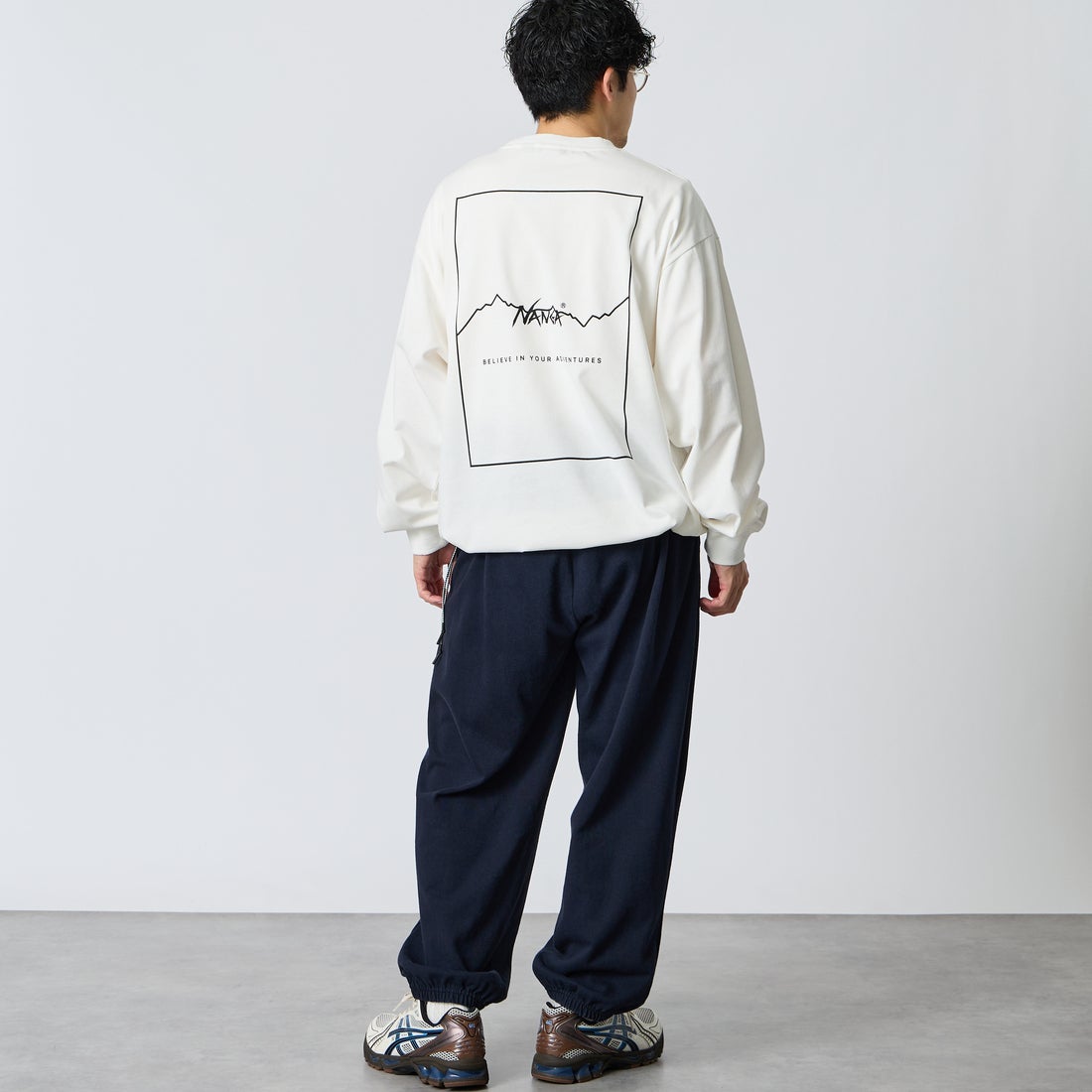 JEANSFACTORY × NANGA [ジーンズファクトリー × ナンガ] 別注 ドローコード付き バックプリントロングスリーブTシャツ [NW2602-JF] WHITE &&モデル身長：168cm 着用サイズ：L&&