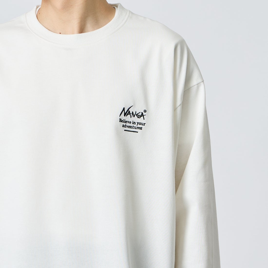 JEANSFACTORY × NANGA [ジーンズファクトリー × ナンガ] 別注 ドローコード付き バックプリントロングスリーブTシャツ [NW2602-JF] WHITE &&モデル身長：168cm 着用サイズ：L&&