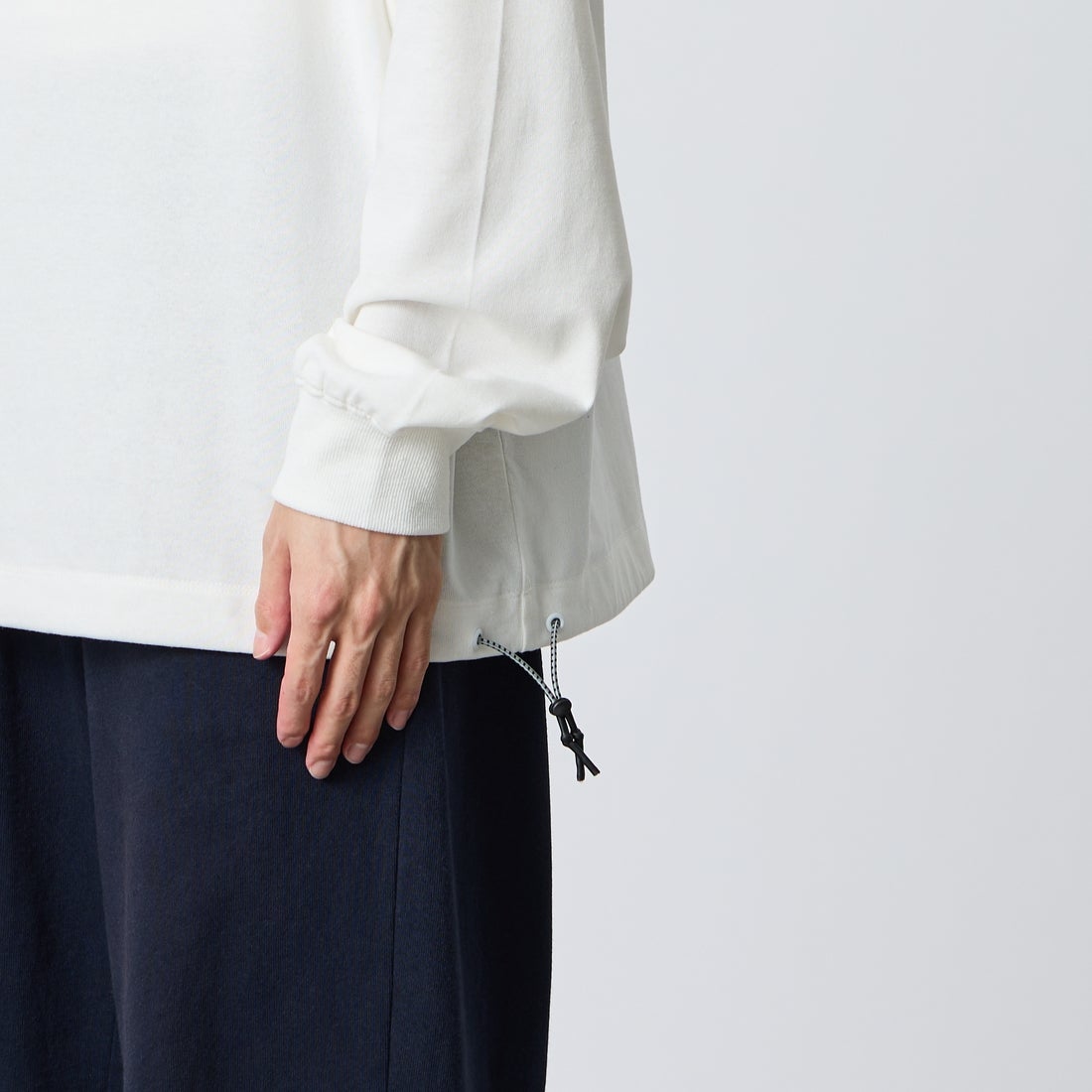 JEANSFACTORY × NANGA [ジーンズファクトリー × ナンガ] 別注 ドローコード付き バックプリントロングスリーブTシャツ [NW2602-JF] WHITE &&モデル身長：168cm 着用サイズ：L&&