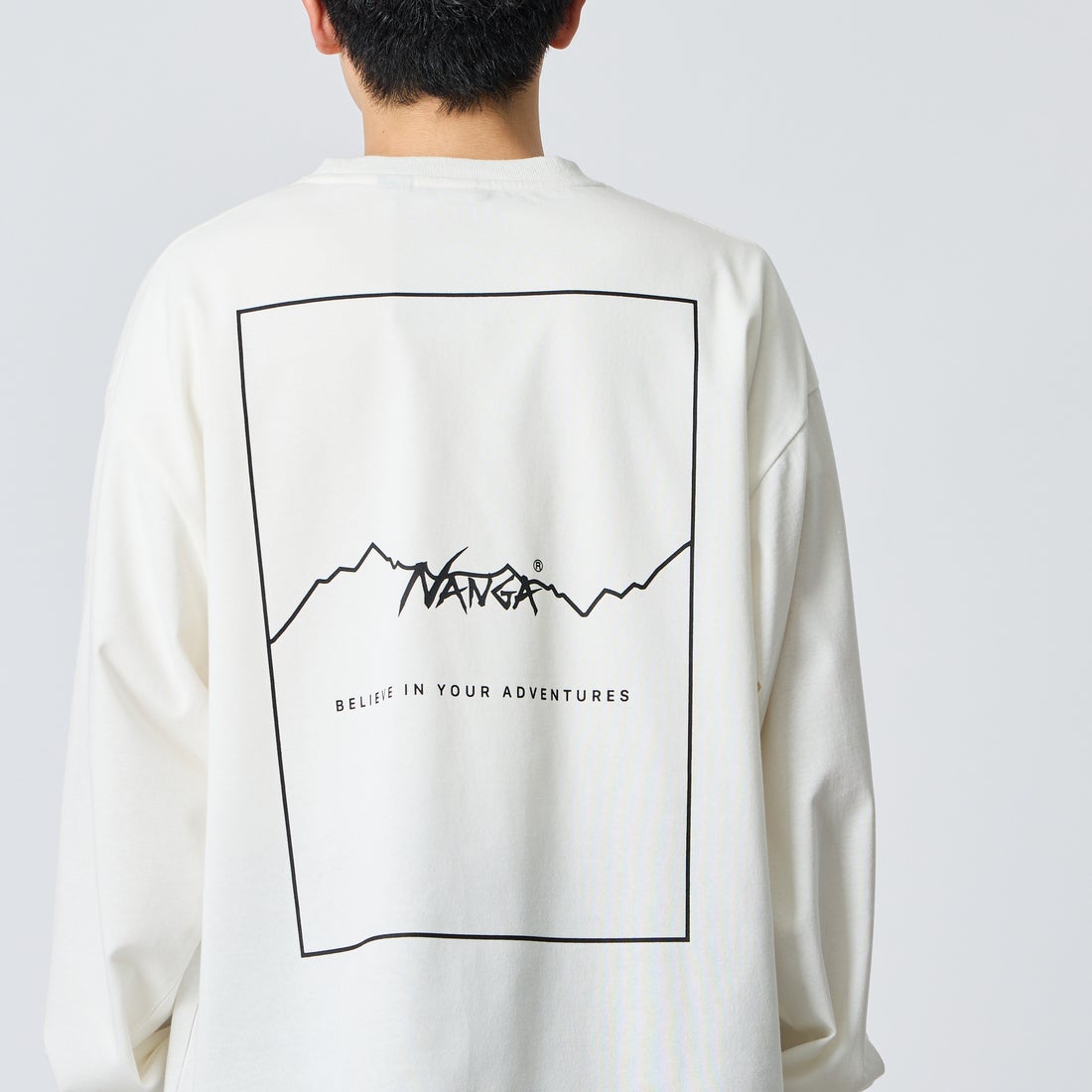 JEANSFACTORY × NANGA [ジーンズファクトリー × ナンガ] 別注 ドローコード付き バックプリントロングスリーブTシャツ [NW2602-JF] WHITE &&モデル身長：168cm 着用サイズ：L&&