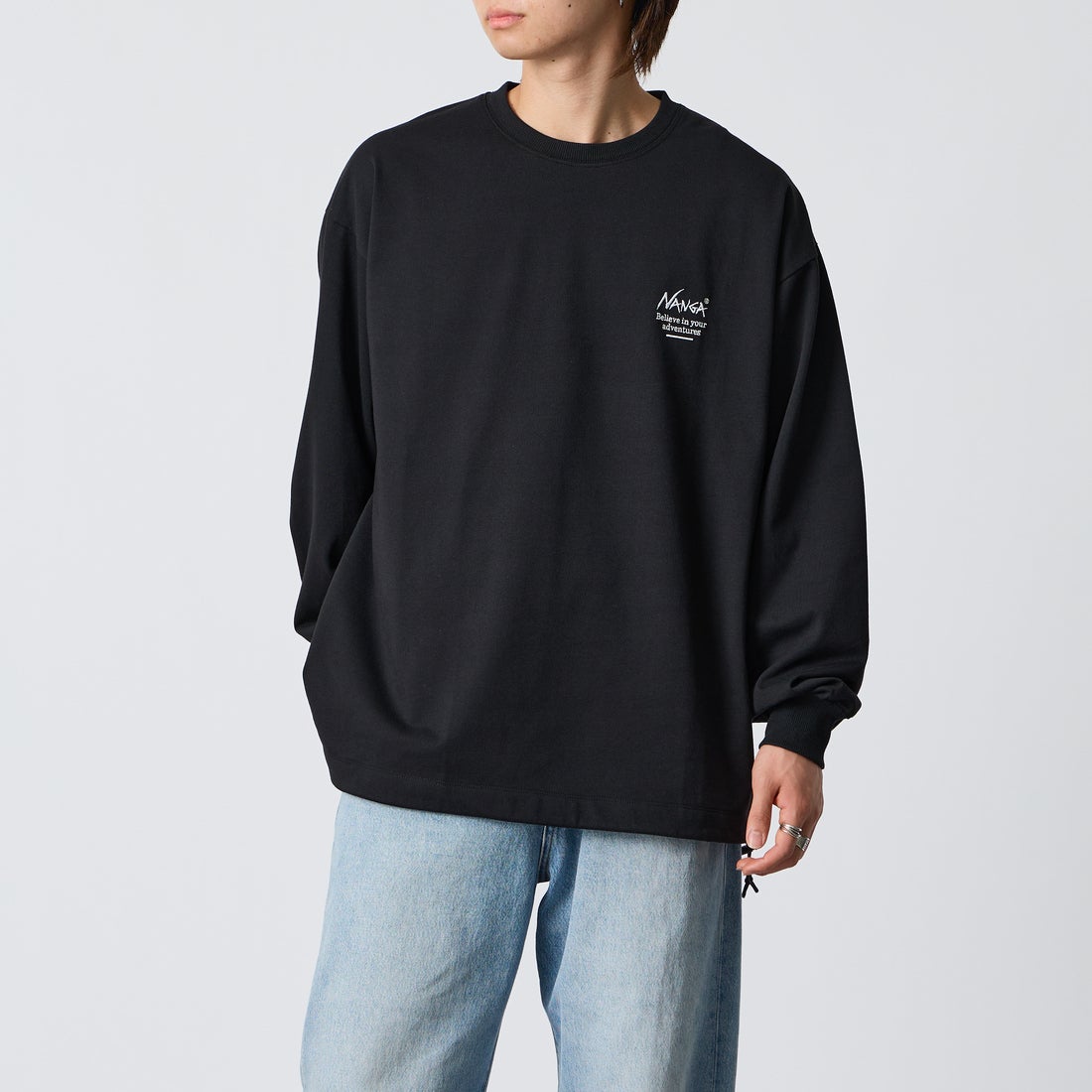 JEANSFACTORY × NANGA [ジーンズファクトリー × ナンガ] 別注 ドローコード付き バックプリントロングスリーブTシャツ [NW2602-JF] BLACK &&モデル身長：177cm 着用サイズ：L&&