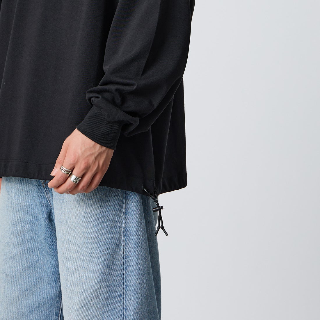 JEANSFACTORY × NANGA [ジーンズファクトリー × ナンガ] 別注 ドローコード付き バックプリントロングスリーブTシャツ [NW2602-JF] BLACK &&モデル身長：177cm 着用サイズ：L&&