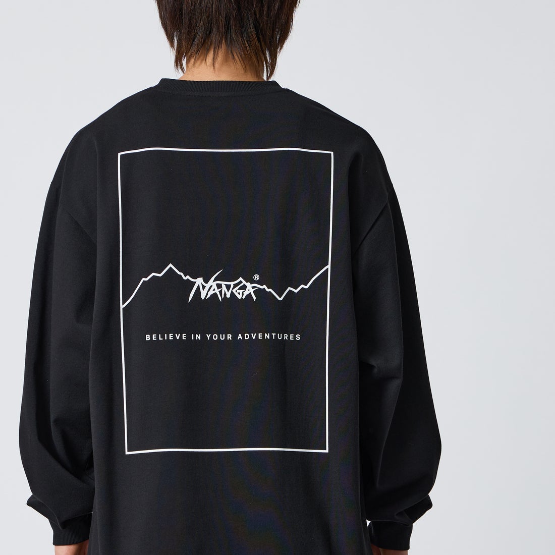 JEANSFACTORY × NANGA [ジーンズファクトリー × ナンガ] 別注 ドローコード付き バックプリントロングスリーブTシャツ [NW2602-JF] BLACK &&モデル身長：177cm 着用サイズ：L&&