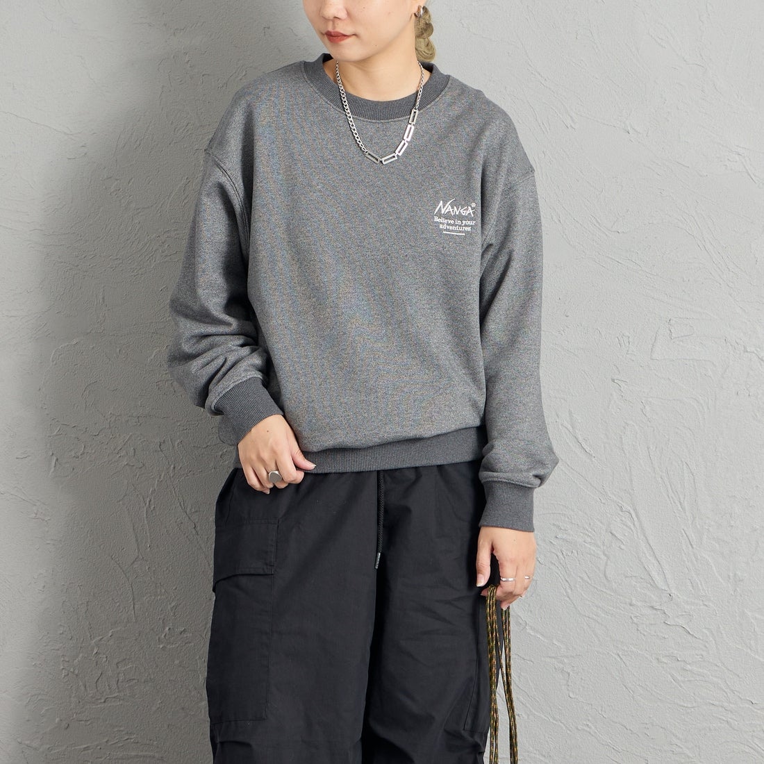JEANSFACTORY × NANGA [ジーンズファクトリー × ナンガ] 別注 ヒストリーロゴ ネブクロ刺繍スウェット [NW2606-JF] CHARCOAL &&モデル身長：156cm 着用サイズ：S&&