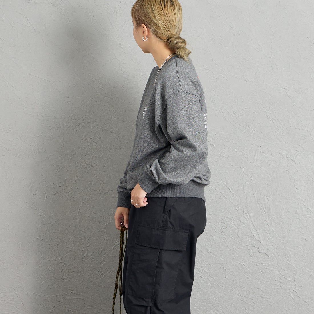 JEANSFACTORY × NANGA [ジーンズファクトリー × ナンガ] 別注 ヒストリーロゴ ネブクロ刺繍スウェット [NW2606-JF] CHARCOAL &&モデル身長：156cm 着用サイズ：S&&