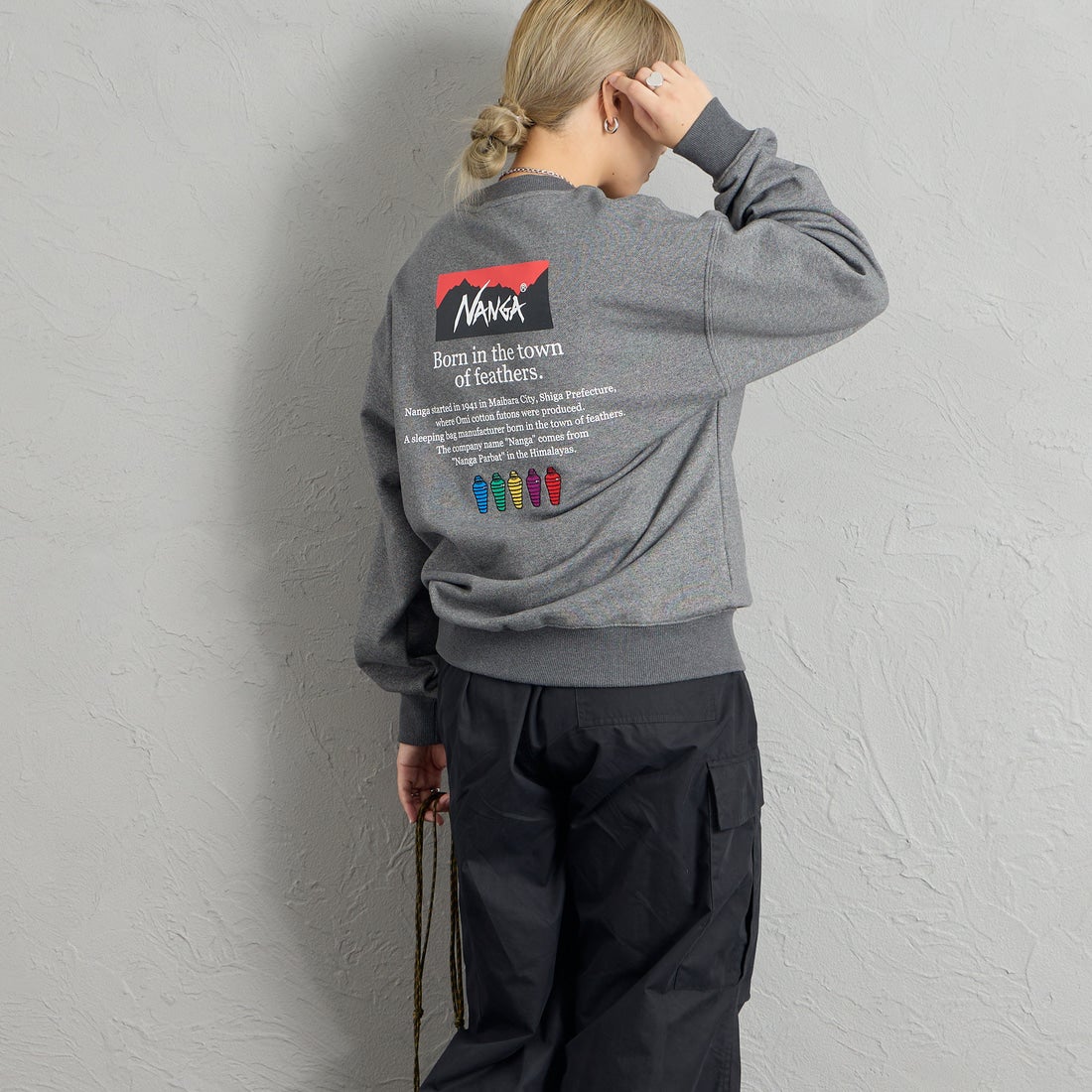 JEANSFACTORY × NANGA [ジーンズファクトリー × ナンガ] 別注 ヒストリーロゴ ネブクロ刺繍スウェット [NW2606-JF] CHARCOAL &&モデル身長：156cm 着用サイズ：S&&