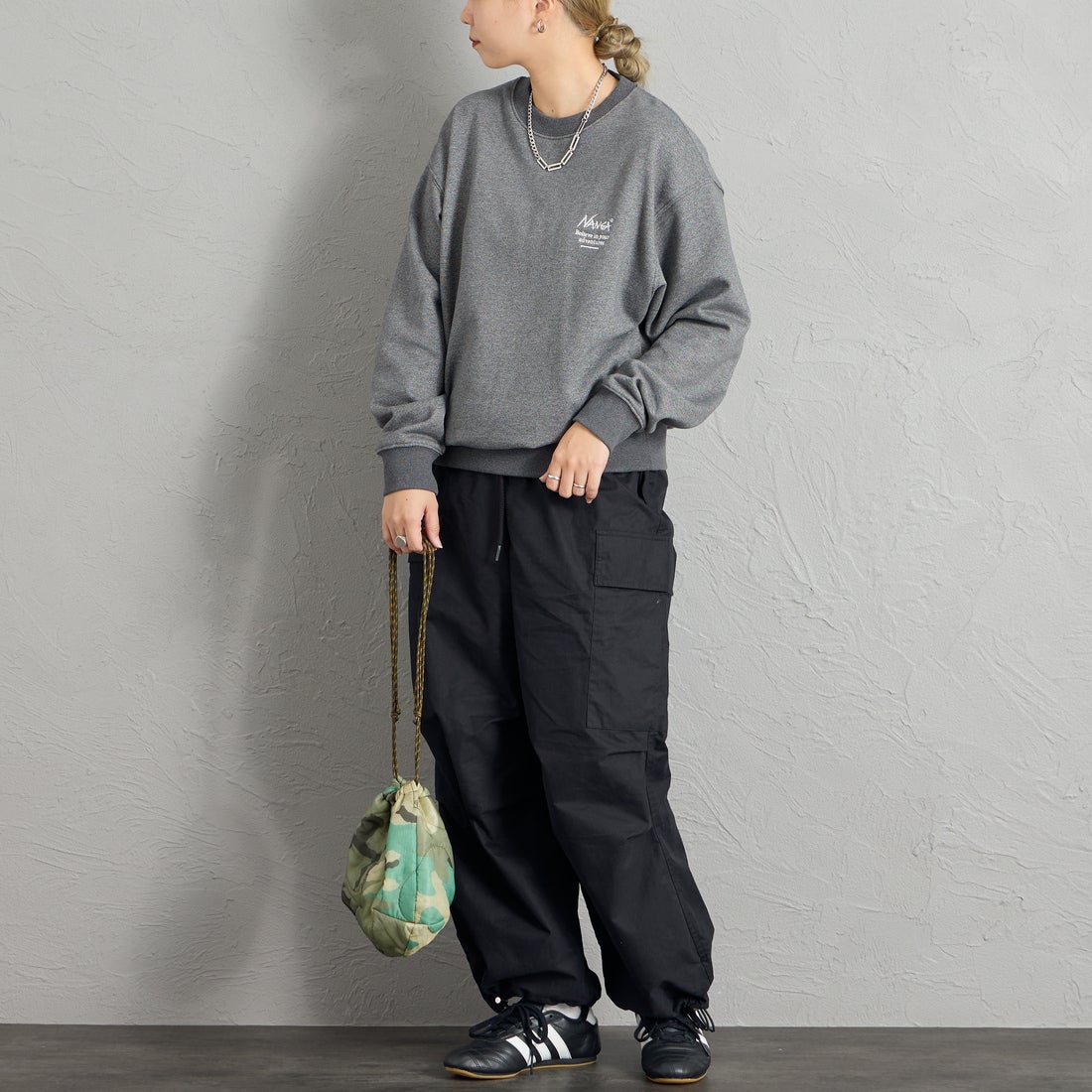 JEANSFACTORY × NANGA [ジーンズファクトリー × ナンガ] 別注 ヒストリーロゴ ネブクロ刺繍スウェット [NW2606-JF] CHARCOAL &&モデル身長：156cm 着用サイズ：S&&