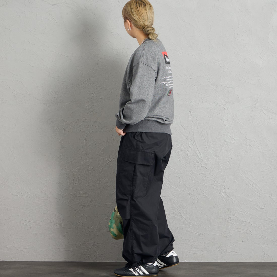JEANSFACTORY × NANGA [ジーンズファクトリー × ナンガ] 別注 ヒストリーロゴ ネブクロ刺繍スウェット [NW2606-JF] CHARCOAL &&モデル身長：156cm 着用サイズ：S&&