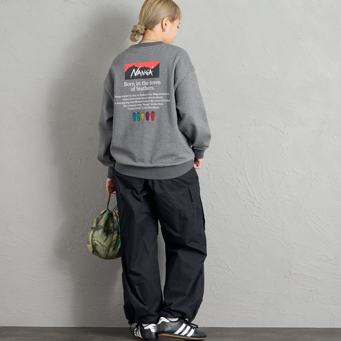 JEANSFACTORY × NANGA [ジーンズファクトリー × ナンガ] 別注 ヒストリーロゴ ネブクロ刺繍スウェット [NW2606-JF] CHARCOAL &&モデル身長：156cm 着用サイズ：S&&