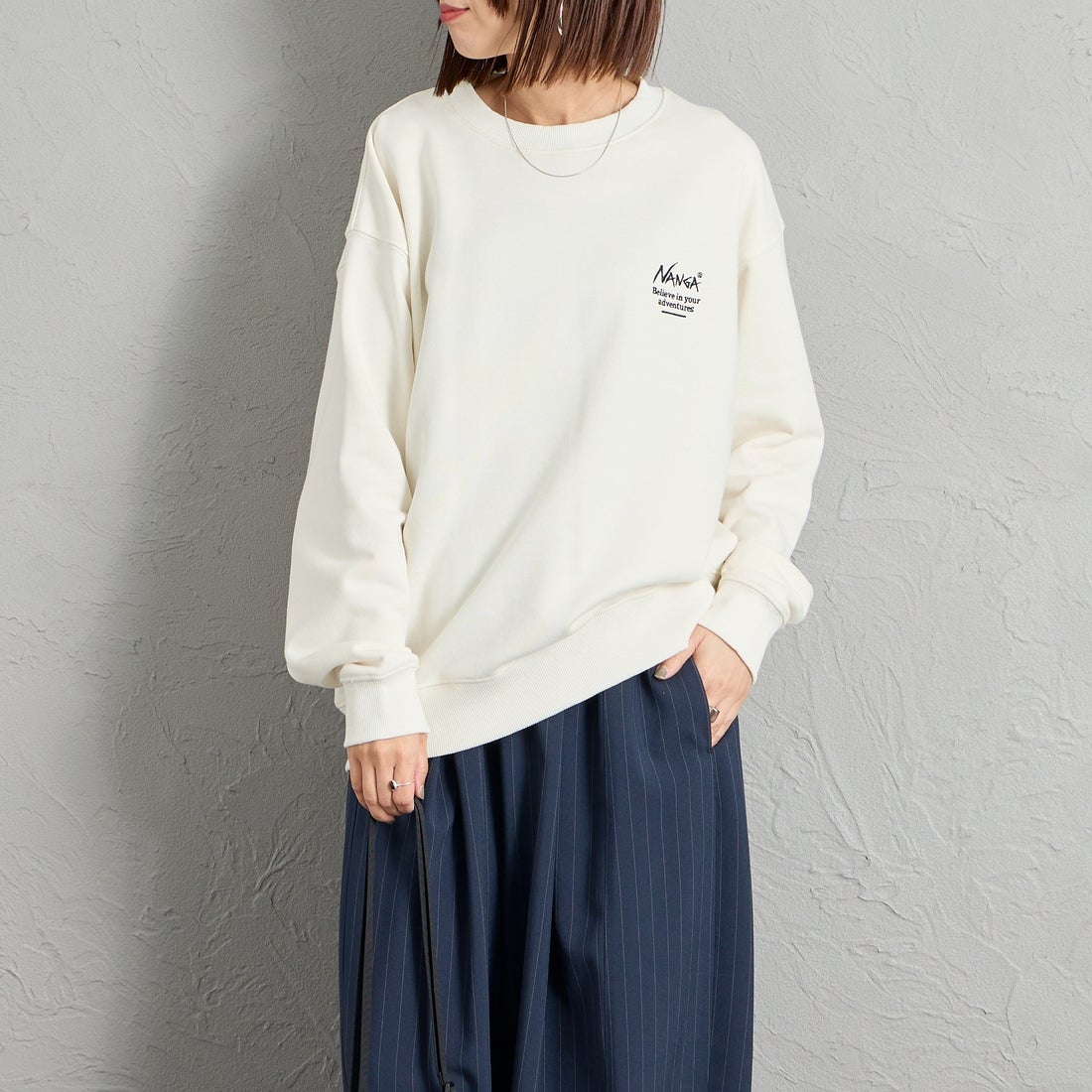 JEANSFACTORY × NANGA [ジーンズファクトリー × ナンガ] 別注 ヒストリーロゴ ネブクロ刺繍スウェット [NW2606-JF] WHITE &&モデル身長：159cm 着用サイズ：S&&