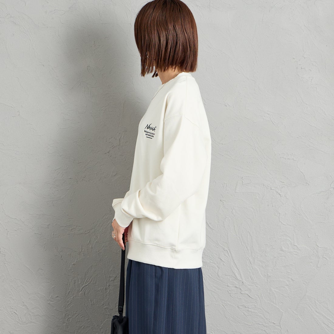 JEANSFACTORY × NANGA [ジーンズファクトリー × ナンガ] 別注 ヒストリーロゴ ネブクロ刺繍スウェット [NW2606-JF] WHITE &&モデル身長：159cm 着用サイズ：S&&