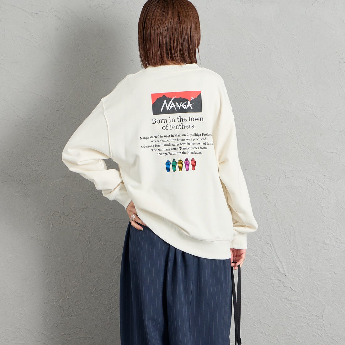JEANSFACTORY × NANGA [ジーンズファクトリー × ナンガ] 別注 ヒストリーロゴ ネブクロ刺繍スウェット [NW2606-JF] WHITE &&モデル身長：159cm 着用サイズ：S&&