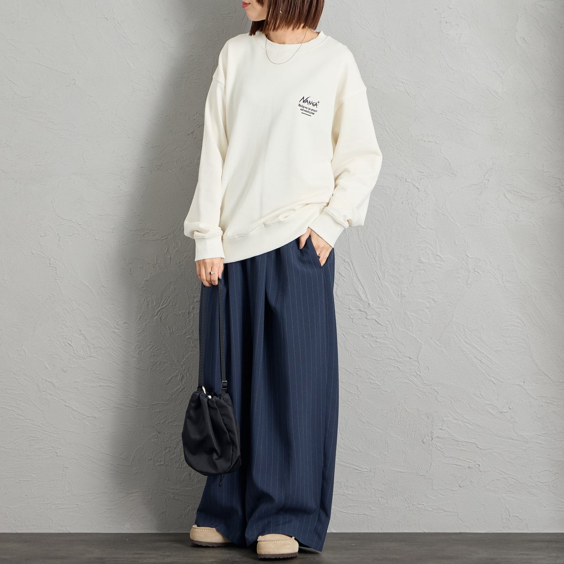 JEANSFACTORY × NANGA [ジーンズファクトリー × ナンガ] 別注 ヒストリーロゴ ネブクロ刺繍スウェット [NW2606-JF] WHITE &&モデル身長：159cm 着用サイズ：S&&