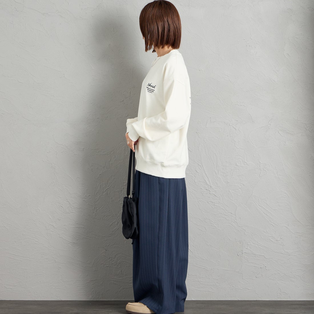 JEANSFACTORY × NANGA [ジーンズファクトリー × ナンガ] 別注 ヒストリーロゴ ネブクロ刺繍スウェット [NW2606-JF] WHITE &&モデル身長：159cm 着用サイズ：S&&