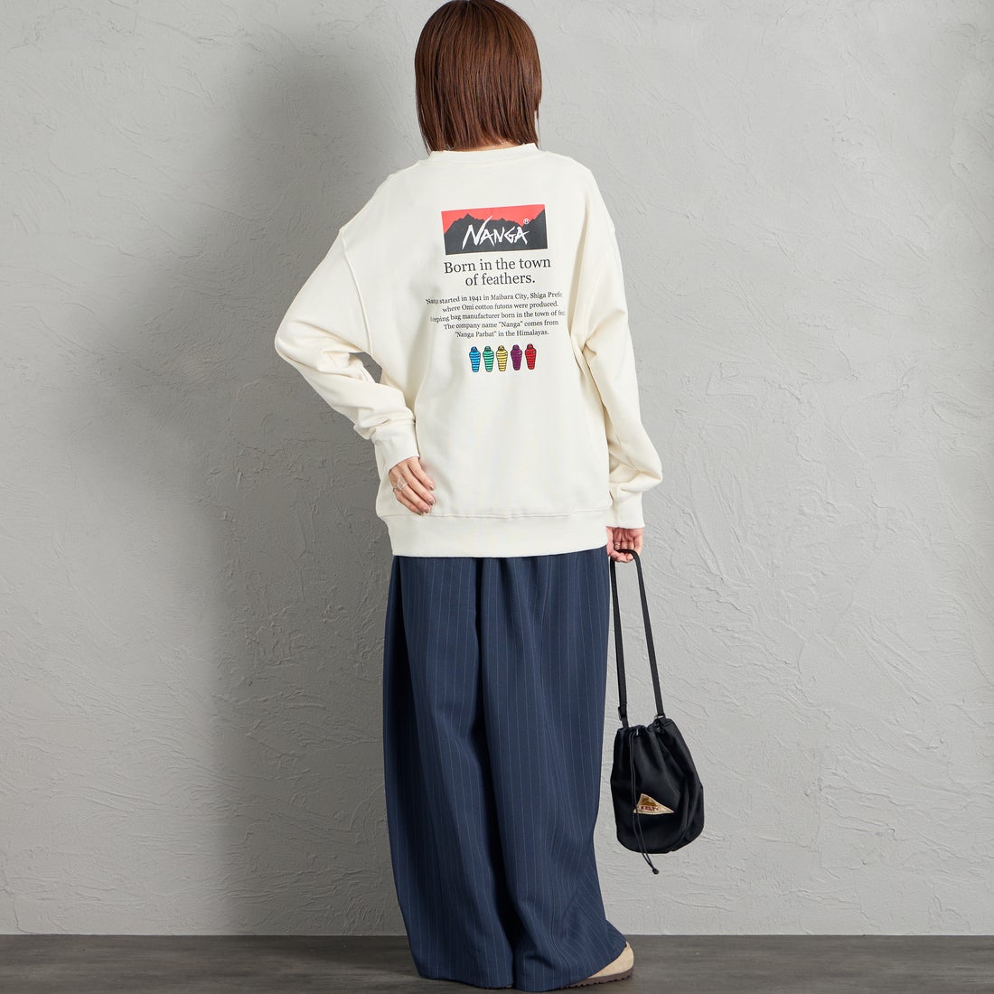 JEANSFACTORY × NANGA [ジーンズファクトリー × ナンガ] 別注 ヒストリーロゴ ネブクロ刺繍スウェット [NW2606-JF] WHITE &&モデル身長：159cm 着用サイズ：S&&