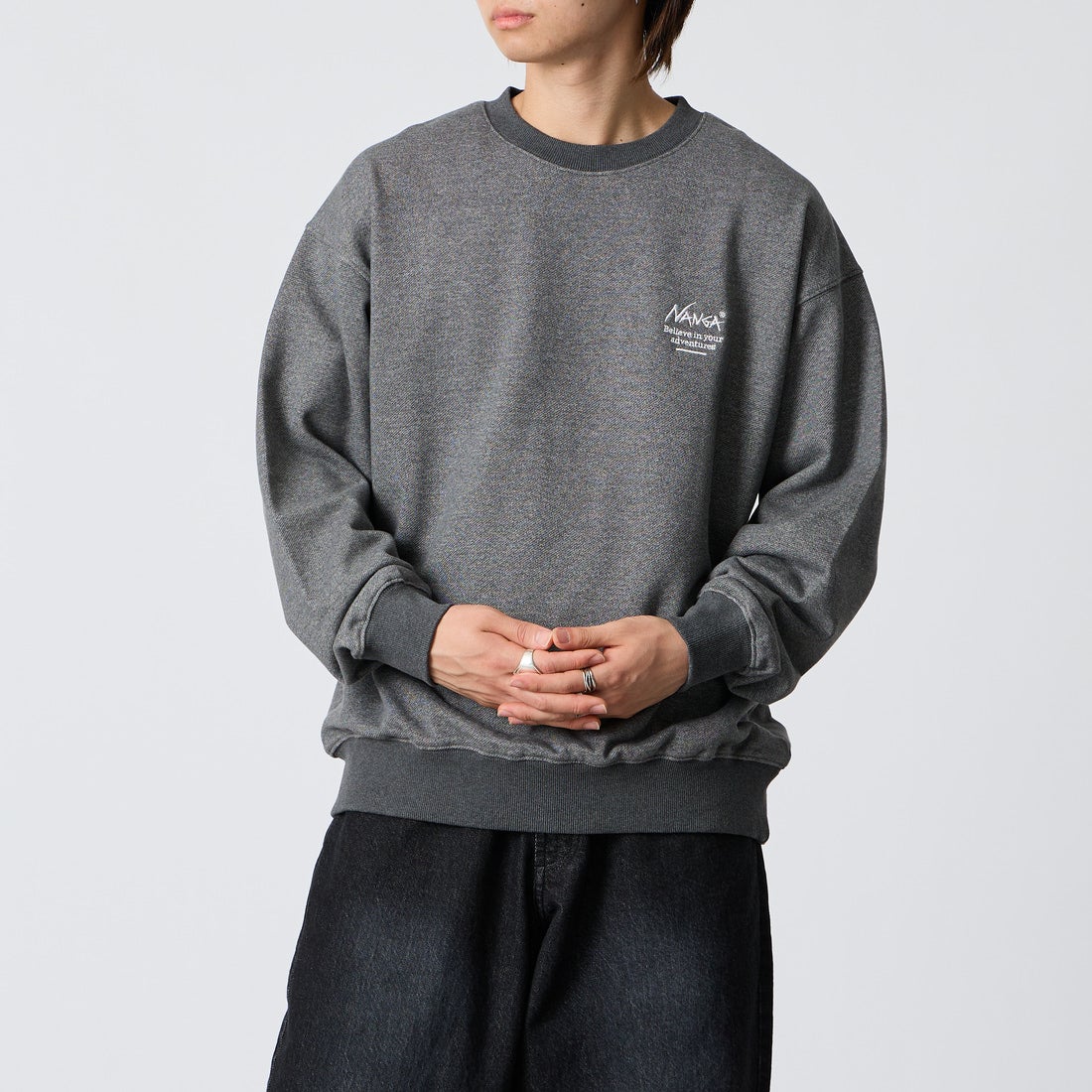 JEANSFACTORY × NANGA [ジーンズファクトリー × ナンガ] 別注 ヒストリーロゴ ネブクロ刺繍スウェット [NW2606-JF] CHARCOAL &&モデル身長：177cm 着用サイズ：L&&