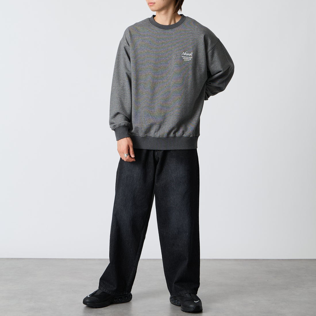 JEANSFACTORY × NANGA [ジーンズファクトリー × ナンガ] 別注 ヒストリーロゴ ネブクロ刺繍スウェット [NW2606-JF] CHARCOAL &&モデル身長：177cm 着用サイズ：L&&
