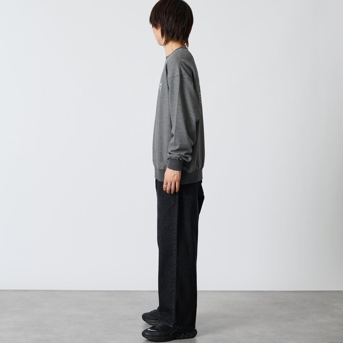 JEANSFACTORY × NANGA [ジーンズファクトリー × ナンガ] 別注 ヒストリーロゴ ネブクロ刺繍スウェット [NW2606-JF] CHARCOAL &&モデル身長：177cm 着用サイズ：L&&