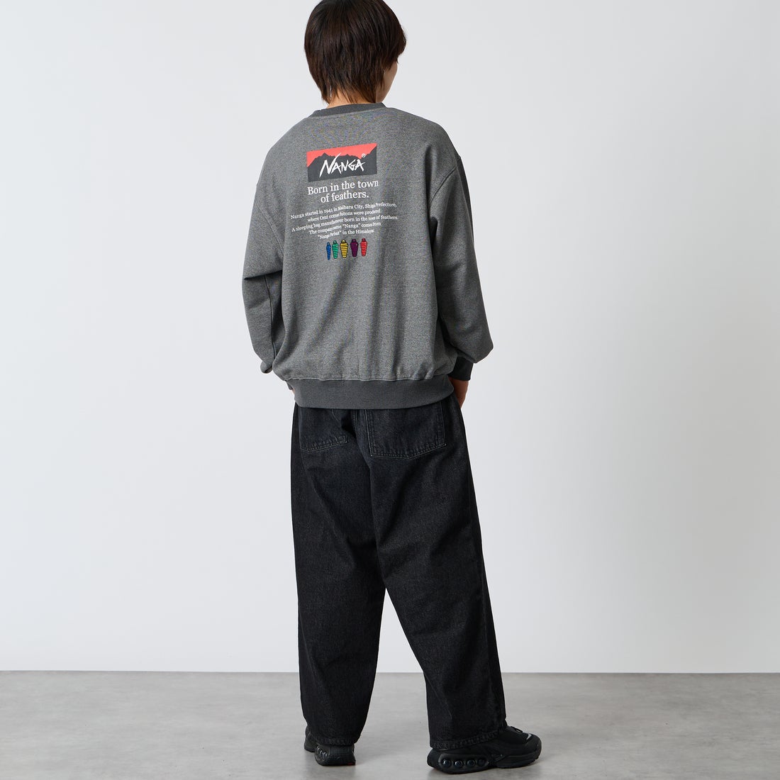 JEANSFACTORY × NANGA [ジーンズファクトリー × ナンガ] 別注 ヒストリーロゴ ネブクロ刺繍スウェット [NW2606-JF] CHARCOAL &&モデル身長：177cm 着用サイズ：L&&