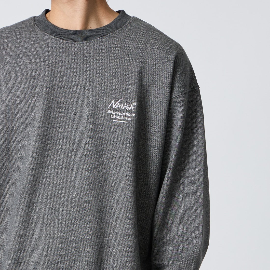 JEANSFACTORY × NANGA [ジーンズファクトリー × ナンガ] 別注 ヒストリーロゴ ネブクロ刺繍スウェット [NW2606-JF] CHARCOAL &&モデル身長：177cm 着用サイズ：L&&