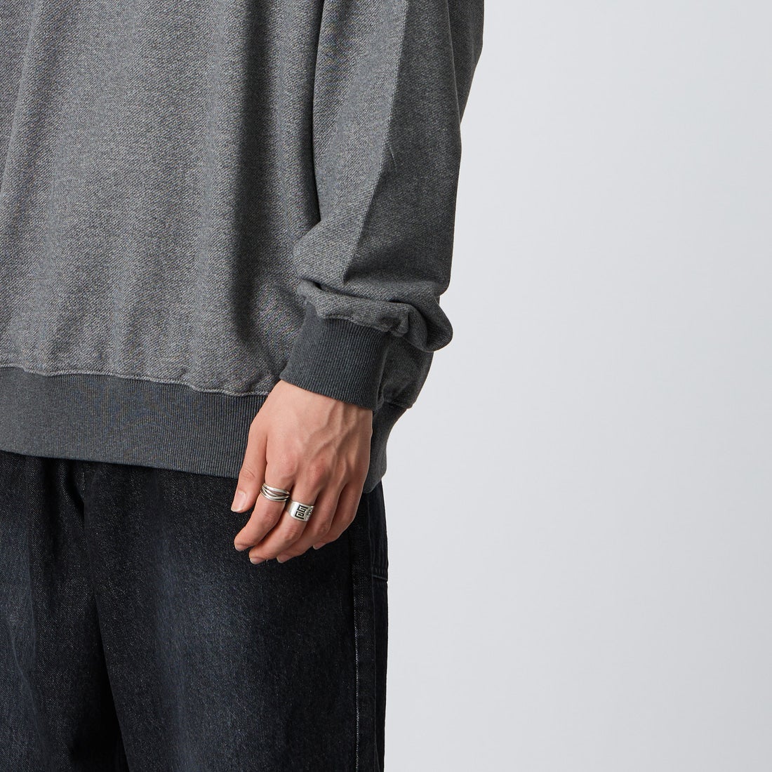 JEANSFACTORY × NANGA [ジーンズファクトリー × ナンガ] 別注 ヒストリーロゴ ネブクロ刺繍スウェット [NW2606-JF] CHARCOAL &&モデル身長：177cm 着用サイズ：L&&
