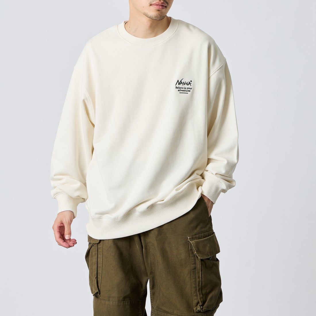 JEANSFACTORY × NANGA [ジーンズファクトリー × ナンガ] 別注 ヒストリーロゴ ネブクロ刺繍スウェット [NW2606-JF] WHITE &&モデル身長：168cm 着用サイズ：L&&