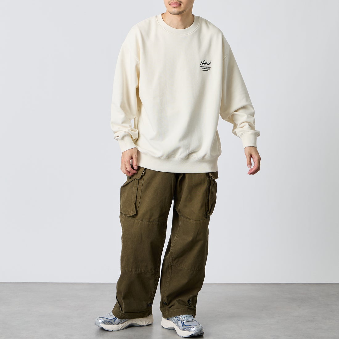 JEANSFACTORY × NANGA [ジーンズファクトリー × ナンガ] 別注 ヒストリーロゴ ネブクロ刺繍スウェット [NW2606-JF] WHITE &&モデル身長：168cm 着用サイズ：L&&