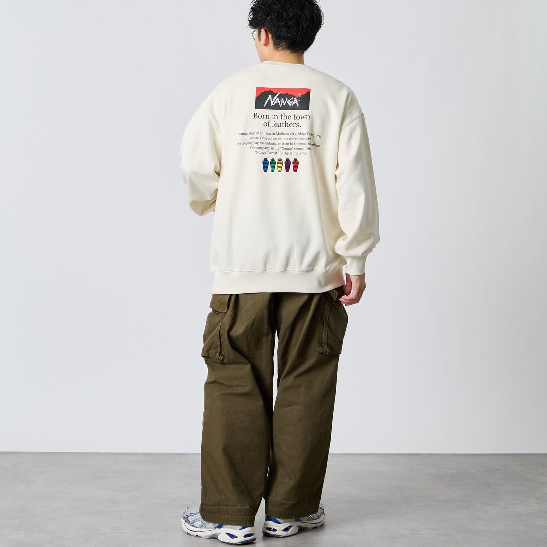 JEANSFACTORY × NANGA [ジーンズファクトリー × ナンガ] 別注 ヒストリーロゴ ネブクロ刺繍スウェット [NW2606-JF] WHITE &&モデル身長：168cm 着用サイズ：L&&