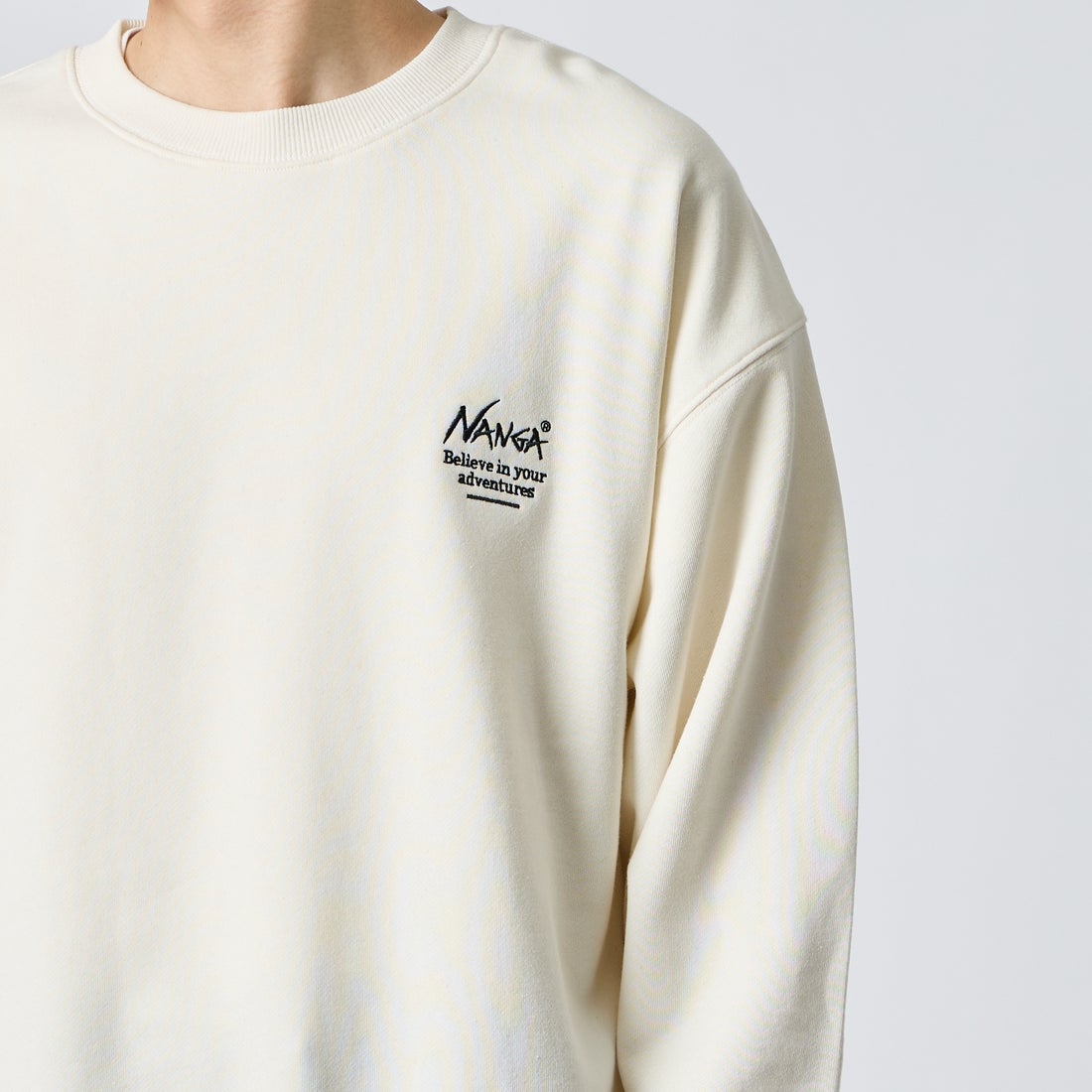 JEANSFACTORY × NANGA [ジーンズファクトリー × ナンガ] 別注 ヒストリーロゴ ネブクロ刺繍スウェット [NW2606-JF] WHITE &&モデル身長：168cm 着用サイズ：L&&