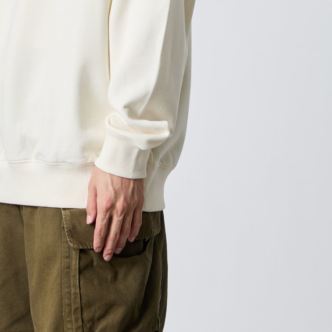 JEANSFACTORY × NANGA [ジーンズファクトリー × ナンガ] 別注 ヒストリーロゴ ネブクロ刺繍スウェット [NW2606-JF] WHITE &&モデル身長：168cm 着用サイズ：L&&